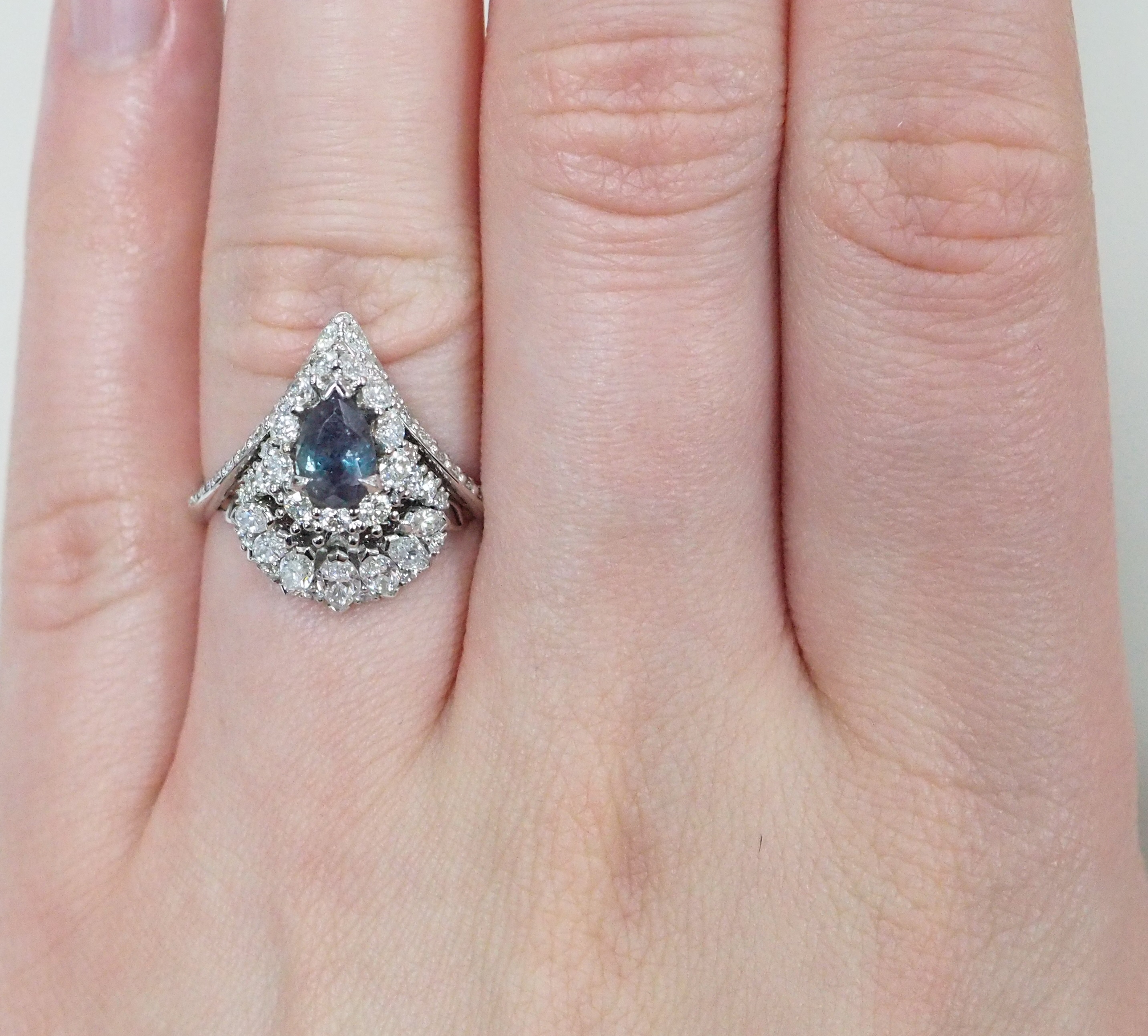 Кольцо из белого золота с александритом